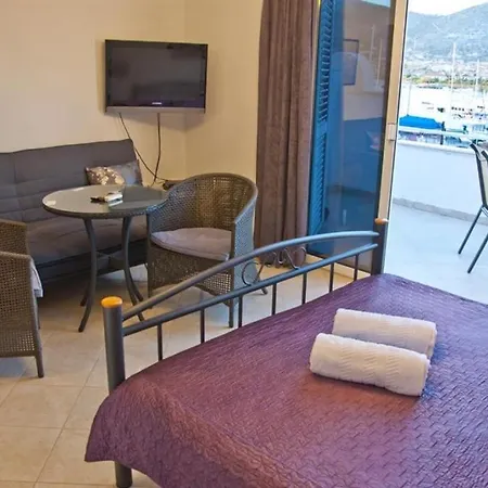 In With Sea View, Terrace, Air Conditioning, Wi-fi * トロギール