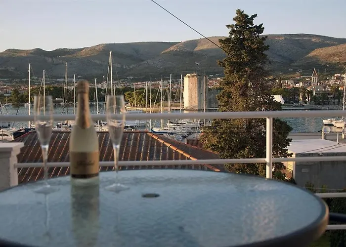 In With Sea View, Terrace, Air Conditioning, Wi-fi トロギール